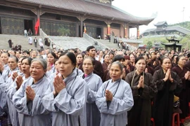 Nhiều người thân nạn nhân tai nạn giao thông cầu nguyện cho các linh hồn siêu thoát. (Ảnh: Doãn Tấn/TTXVN)