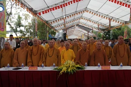 Các nạn nhân cầu siêu cho nạn nhân tử vong vì tai nạn giao thông. (Ảnh: Doãn Đức/Vietnam+)