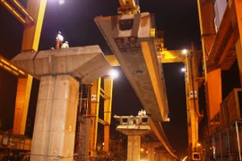 Đơn vị thi công đang tiến hành lao lắp phiến dầm tuyến đường sắt đô thị Cát Linh-Hà Đông. (Ảnh: Việt Hùng/Vietnam+)