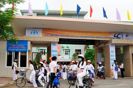 Trao tặng gần 1.400 mũ bảo hiểm cho học sinh tỉnh Hòa Bình