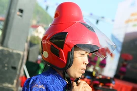 Mũ bảo hiểm mới dành cho đồng bào dân tộc Thái ở các tỉnh Tây Bắc. (Ảnh: Huy Hùng/TTVN)