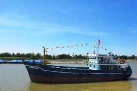 Bàn giao tàu dịch vụ hậu cần nghề cá Thanh Tuyền 11 cho chủ tàu. (Ảnh: Việt Hùng/Vietnam+)