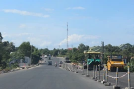 Tuyến Quốc lộ 1 mở rộng qua tỉnh Quảng Trị đang được các nhà thầu dốc sức hoàn thành. (Ảnh: Việt Hùng/Vietnam+)