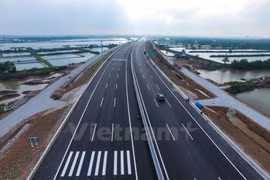 Cao tốc Hà Nội-Hải Phòng đang được chủ đầu tư gấp rút hoàn thành trước ngày thông xe toàn tuyến vào 5/12. (Ảnh: Minh Sơn/Vietnam+)