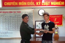 Hành khách Trương Văn Hội nhận lại ví tiền có hơn 1 triệu Yên Nhật bị rơi tại Nội Bài. (Ảnh: Trung tâm an ninh Hàng không Nội Bài cung cấp)