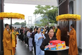 Thành kính dâng hương cầu siêu nạn nhân tai nạn giao thông. (Ảnh:Doãn Đức/Vietnam)