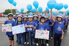 Học sinh tiểu học tại tỉnh Hải Dương đội mũ bảo hiểm tham gia chương trình “Vì em có ước mơ”. (Ảnh: Việt Hùng/Vietnam+)