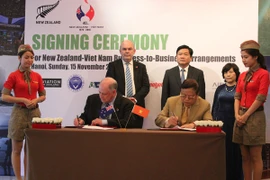 Biên bản ghi nhớ hợp tác giữa Vietjet Air và Hiệp hội Hàng không New Zealand. (Ảnh: Việt Hùng/Vietnam+)