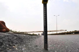 Nhiều tuyến Quốc lộ bị lún nền đường in hằn vệt bánh xe. (Ảnh: Việt Hùng/Vietnam+)