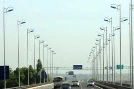 Các phương tiện lưu thông trên cao tốc Cầu Giẽ-Ninh Bình. (Ảnh: Huy Hùng/TTXVN)