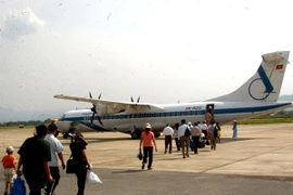 Hành khách từ Điện Biên về Hà Nội bằng máy bay của ATR72 của Vietnam Airlines (Ảnh: Đình Trân/TTXVN)