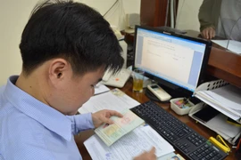 Chính thức bắt đầu cấp giấy phép lái xe quốc tế. (Ảnh: Việt Hùng/Vietnam+)