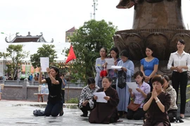 Những gia đình hạnh phúc đã bị thảm kịch tai nạn giao thông chia lìa, khiến họ uất ức khôn nguôi về sự sắp đặt của số phận. (Ảnh: Doãn Đức/Vietnam+)