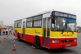 Lái xe của Xí nghiệp Bus Thăng Long tham dự cuộc thi. (Ảnh: Việt Hùng/Vietnam+)