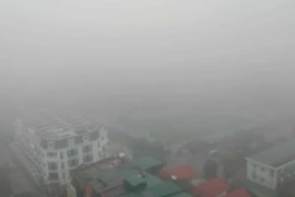 Sáng nay, 6/2, sương mù dày đặc bao phủ khắp thành phố Hà Nội. (Ảnh: Hùng Võ/Vietnam+)