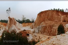 Quả đồi bị đào bới tan hoang tại xã Tân Phương, huyện Thanh Thủy, Phú Thọ. (Ảnh minh họa. Nguồn: Hùng Võ/Vietnam+)