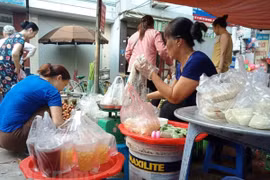 Sau phát động chống rác thải nhựa, người tiêu dùng lại 'ngựa quen đường cũ' với túi nylon. (Ảnh: Hùng Võ/Vietnam+)