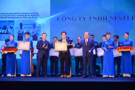 Ông Trương Hoàng Phương - Giám đốc Nhà máy Nestlé Trị An, đại diện Công ty Nestlé Việt Nam nhận Giải thưởng Môi trường Việt Nam. (Ảnh: Hùng Võ/Vietnam+)
