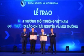 Nhà báo Lê Quốc Minh - Phó Tổng Giám đốc Thông tấn xã Việt Nam (thứ 2 bên trái) nhận giải Tập thể Giải báo chí tài nguyên và môi trường. (Ảnh: HV/Vietnam+)