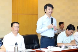 Ông Phạm Tân Tuyến, Vụ trưởng Vụ Tổ chức cán bộ-Bộ Tài nguyên và Môi trường trả lời báo chí về vụ việc bán “đất vàng” tại số 8A Mạc Đĩnh Chi, quận 1, Thành phố Hồ Chí Minh. (Ảnh: H.V/Vietnam+)