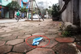 Khẩu trang y tế đã qua sử dụng bị vứt bỏ, nhếch nhác trên vỉa hè, đường phố Hà Nội. (Ảnh: PV/Vietnam+)