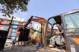 Phá dỡ các công trình vi phạm tại mương Nghĩa Đô trong năm 2018. (Nguồn ảnh: Vietnam+)