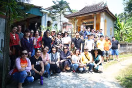 Tập thể ban lãnh đạo và cán bộ, phóng viên, biên tập viên Báo điện tử VietnamPlus chụp ảnh lưu niệm trước Nhà tưởng niệm nhà báo liệt sỹ Trần Kim Xuyến. (Ảnh: Nguyên An/Vietnam+)