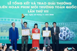 Các tác giải, nhóm tác giả nhận giải A Liên hoan phim môi trường toàn quốc lần thứ 7. (Ảnh: Hoàng Minh)