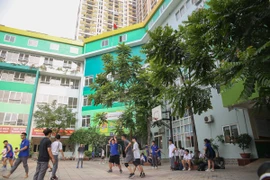 Những cây xanh góp phần tạo cảnh quan, bóng mát reong khuôn viên trường Trung học cơ sở và Trung học phổ thông Lê Quý Đôn, Hà Nội. (Ảnh: Hùng Võ/Vietnam+)
