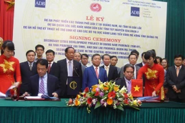 Lãnh đạo hai bên ký kết. (Ảnh: Thúy Hà/Vietnam+).