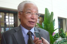 Đại biểu Cao Sỹ Kiêm trao đổi với báo chí bên hành lang Quốc hội. (Ảnh: Thúy Hà/Vietnam+).