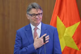 Hình ảnh ông Philippe Troussier phát biểu sau khi trở thành huấn luyện viên trưởng đội tuyển Việt Nam. (Ảnh: Anh Nguyễn/Vietnam+) 