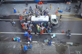 Hà Nội: Người dân Khu đô thị Thanh Hà nghỉ việc ở nhà để tích trữ nước