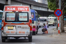 Hà Nội: “Xe dù, bến cóc” hoạt động nhộn nhịp quanh bến xe Mỹ Đình