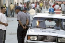 Cảnh sát Cuba và người dân trên đường phố Havana. (Nguồn: AP) 