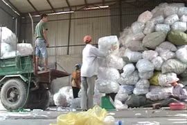 Hưng Yên phát hiện hơn 200kg phế liệu chứa rác thải y tế