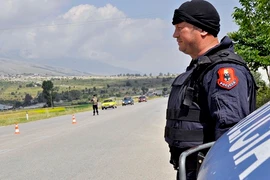 Cảnh sát Albania tại làng Lazarat. (Nguồn: AP)