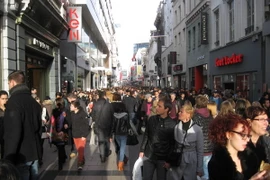 Khách hàng tấp nập mua sắm trong ngày đầu giảm giá tại Bỉ. (Ảnh: Hương Giang/Vietnam+)