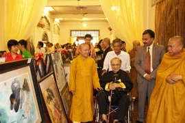 Khách tham quan triển lãm. (Ảnh: Hoàng Anh Tuấn/Vietnam+)