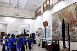 Hun đúc tình yêu quê hương, biển đảo trong lớp kiều bào trẻ