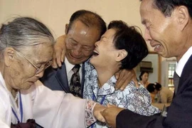 Một gia đình bị ly tán vì Chiến tranh Triều Tiên được đoàn tụ. (Nguồn: AP)