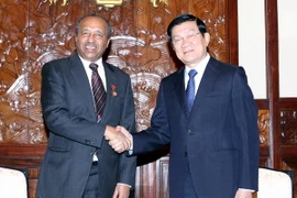 Chủ tịch nước Trương Tấn Sang tiếp ông Bakele Geleta, Tổng thư ký Hiệp hội Chữ thập Đỏ và Trăng lưỡi liềm Đỏ quốc tế. (Ảnh: Nguyễn Khang/TTXVN)