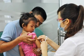 Công tác tiêm phòng bệnh sởi đã được đẩy mạnh tại nhiều địa phương. (Ảnh: Thùy Giang/Vietnam+)