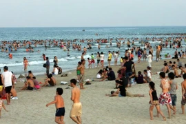 Người dân đi tắm biển. (Ảnh minh họa: Trần Lê Lâm/TTXVN)