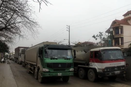 Xe ùn tắc kéo dài trên Quốc lộ 1A. (Ảnh: Vũ Văn Đạt/Vietnam+)