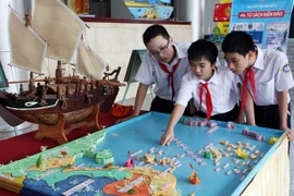 Thiếu nhi thi vẽ tranh "Em yêu biển đảo Tổ quốc Việt Nam"