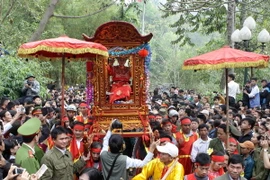 Tưng bừng khai hội Chùa Hương và hội Gióng đền Sóc