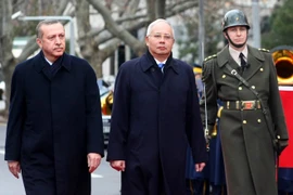 Thủ tướng Malaysia Razak (phải) và người đồng cấp Thổ Nhĩ Kỳ Erdogan duyệt đội danh dự tại lễ đón ở Ankara ngày 22/2/2011. (Ảnh: AFP/TTXVN)
