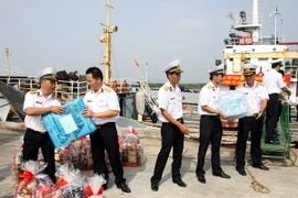 Chuyển quà Tết lên tàu để mang tặng các chiến sỹ. (Ảnh minh họa: Tuấn Anh/TTXVN)