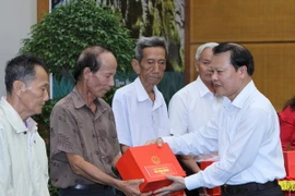 Phó Thủ tướng tiếp đoàn người có công tỉnh Đồng Tháp